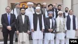 افغانستان کے وفد کے ارکان جماعت اسلامی کے سربراہ سراج الحق کے ساتھ۔