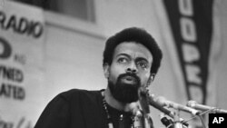 Na fotografiji snimljenoj 12. marta 1972. pesnik i socijalni aktivista Amiri Baraka govori na poltičkoj konvenciji u Geriju u Indijani.