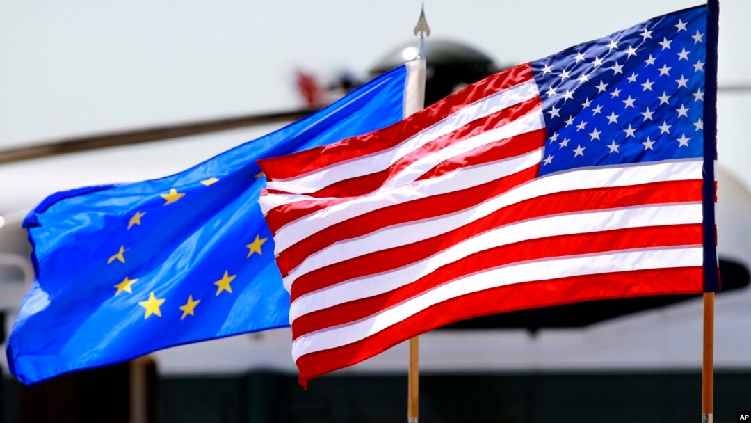 Bendera AS dan Uni Eropa di Bandara Internasional Dulles, di Chantilly, Virginia, 3 Juli 2012.