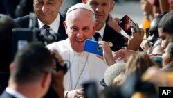 El papa dijo que mensaje que dará en la próxima Jornada de las Comunicaciones Sociales 2018 de la Iglesia Católica será “La verdad os hará libres. Noticias falsas y periodismo de paz”. 