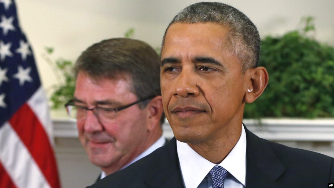 El presidente Obama acompañado del secretario de Defensa, Ash Carter, poco antes de anunciar los "ajustes" en la estrategia en Afganistán.