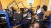 Débat avec des invités dans un studio de radio de Malawi Capital Radio à Lilongwe, au Malawi. 