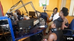 Malawi Capital Radio presenter Madalitso Phiri hosts a panel discussion with studio guests. Malawi media houses say implemention of the Access to Information Law will make news-gathering much easier. (Lameck Masina/VOA)