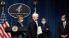 Wakil Presiden Mike Pence (kedua dari kiri) berjalan ke panggung saat pengarahan tentang pandemi virus corona di Washington, 26 Juni 2020. 