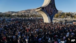 Activistas sirios se congregan en la plaza Umayyad durante una protesta para exigir un estado laico, en Damasco, el 19 de diciembre de 2024. 