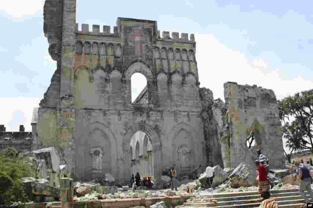 The ruins of Mogadishu’s Roman Catholic cathedral are home to dozens of tent-dwelling families seeking refuge from famine in southern Somalia. (VOA - P. Heinlein)