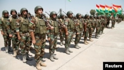 Pasukan Peshmerga Kurdi Irak dalam acara wisuda lulusan baru di kota Irbil, Irak utara (foto: dok). 