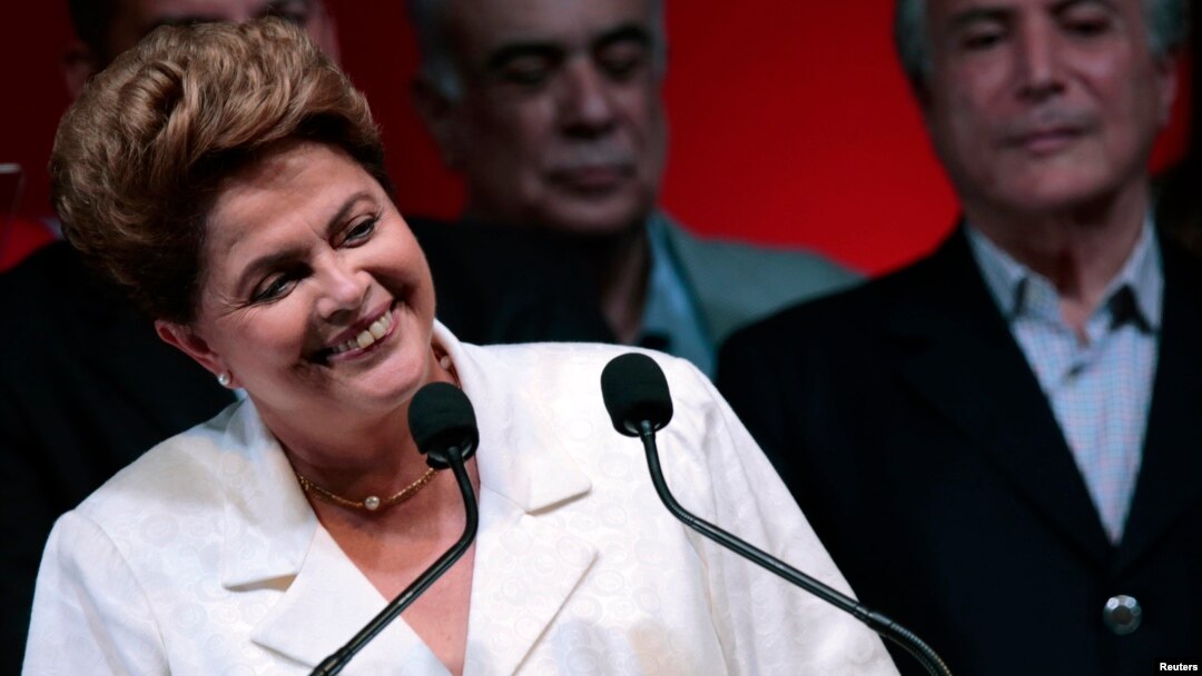 Presiden Dilma Rousseff tersenyum dalam konferensi pers sesaat setelah dipastikan memenangkan jabatan Presiden untuk kedua kalinya (26/10).
