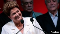 Presiden Dilma Rousseff tersenyum dalam konferensi pers sesaat setelah dipastikan memenangkan jabatan Presiden untuk kedua kalinya (26/10).