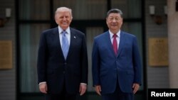 美国总统唐纳德·特朗普在中国北京中南海花园参观期间，与中国国家主席习近平合影留念。(2026年5月15日)