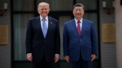 唐纳德·特朗普总统在北京中南海花园参观期间，与中国国家主席习近平合影留念。(2026年5月15日)