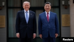 唐纳德·特朗普总统在北京中南海花园参观期间，与中国国家主席习近平合影留念。(2026年5月15日)