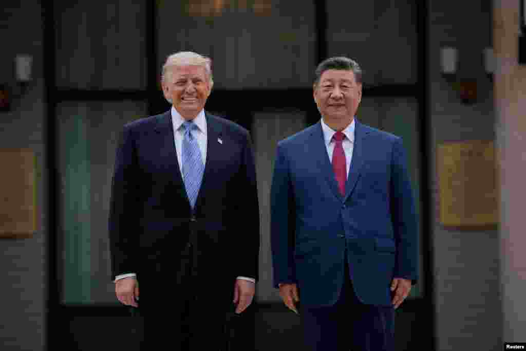特朗普总统参观中南海花园期间与中国国家主席习近平合影。(2026年5月15日)