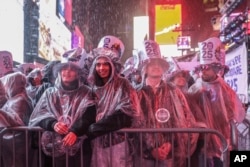 Люди танцювали у дощовиках під час очікування настання нового року на Таймс-сквер, 31 грудня 2024 року, у Нью-Йорку. Фото: AP /Heather Khalifa