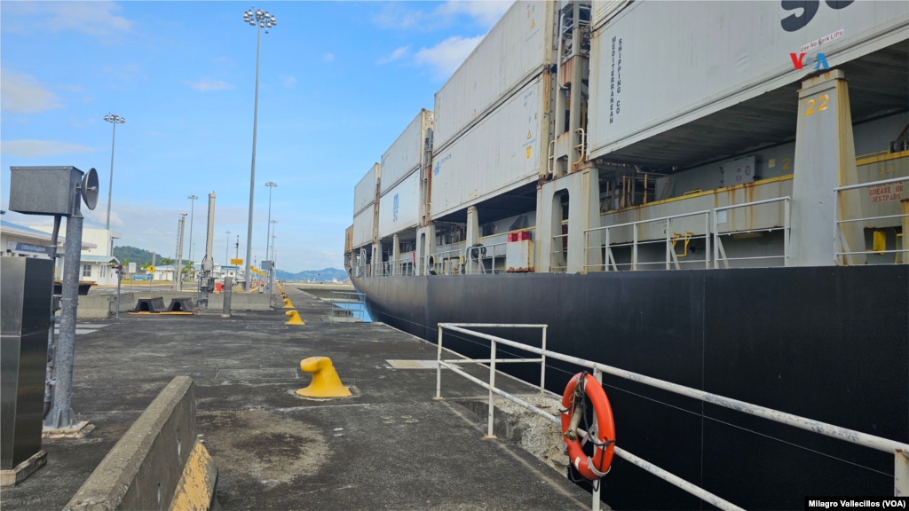 Un buque portacontenedores atraviesa las esclusas de Cocolí, en el Canal de Panamá. Por esta vía interoceánica pasa el 5 % del comercio marítimo mundial. 