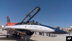 美国空军部长弗兰克·肯德尔2024年5月2日坐在加利福尼亚州爱德华兹空军基地一架人工智能控制的F-16飞机内。