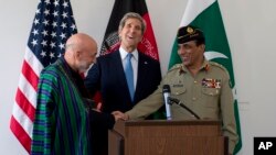 Menlu AS John Kerry (tengah) memediasi pertemuan antara Presiden Afghanistan Hamid Karzai dan Jenderal Pakistan Asfhaq Parvez Kayani di Brussels, Belgia (24/4). 