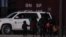 Un grupo de migrantes cruzan la frontera hacia El Paso, Texas, EE. UU. desde Ciudad Juárez, México, el 17 de marzo de 2021. 