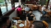Posetioci sede za stolovima uređenim tako da se poštuju mere društvenog distanciranja između gostiju, u restoranu, dok grad olakšava restrikcije uvedene zbog epidemije koronavirusa, u Sao Paulu, Brazil 6. jula 2020. (Foto: Rojters/Amanda Perobelli)