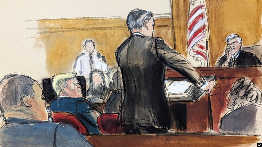 El fiscal adjunto Christopher Conroy presenta sus argumentos para acusar a Donald Trump (segundo desde la izquierda) de desacato al juez Juan Merchan en el tribunal penal de Manhattan, el martes 23 de abril de 2024, en Nueva York. (AP/Elizabeth Williams).