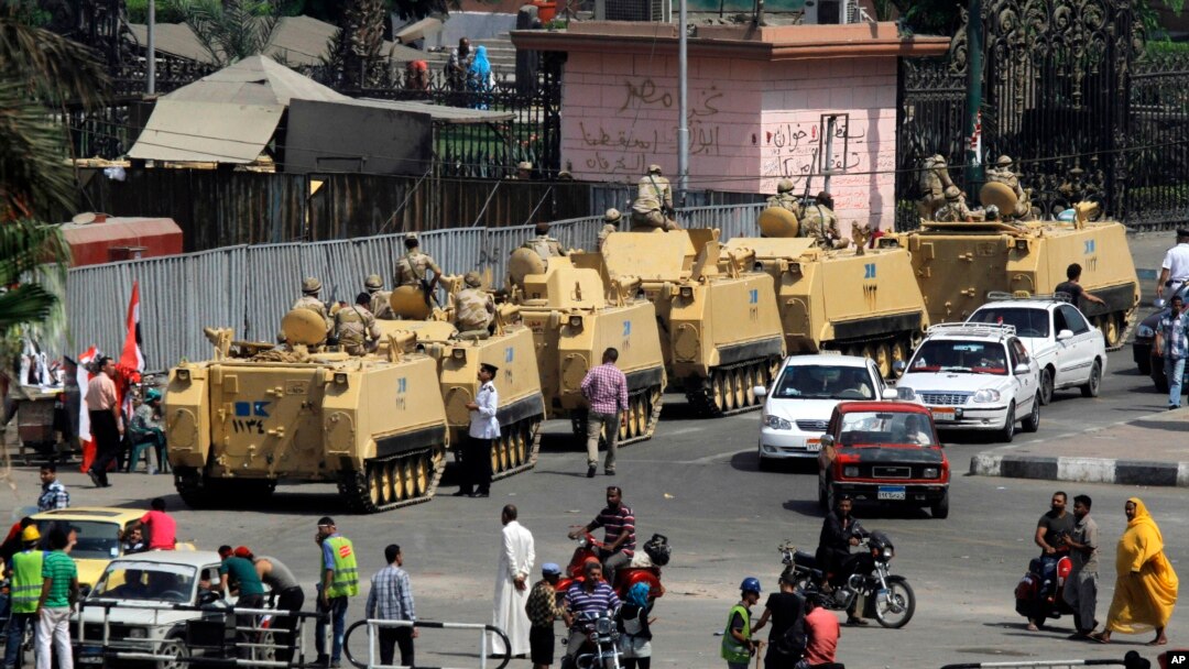 Tentara Mesir berkendaraan lapis baja bergerak menuju Lapangan Tahrir di Kairo (8/7). 