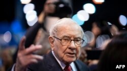 Warren Buffett, CEO de Berkshire Hathaway, habla a la prensa cuando llega a la reunión anual de accionistas de 2019 en Omaha, Nebraska, el 4 de mayo de 2019. 