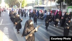 Puluhan siswa TK Persit Kartika Chandra Probolinggo mengikuti pawai dengan mengenakan jilbab dan cadar hitam, sambil membawa replika senjata, Sabtu, 18 Agustus 2018. (Courtesy Photo: istimewa).