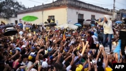 La líder opositora María Corina Machado habla a simpatizantes durante un mitin de campaña electoral a favor de Edmundo González Urrutia, candidato de la Plataforma Unitaria, en San Juan de Colón, Táchira, el 27 de junio de 2024.