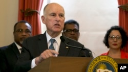 ຜູ້ປົກຄອງລັດ California ທ່ານ Jerry Brown ສົນທະນາເລື່ອງ ດິນຟ້າອາກາດ ຢູ່ກອງປະຊຸມ ທີນະຄອນ Sacramento.