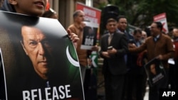 A supporter of Pakistan Tehreek-e-Insaf (PTI) party and jailed former prime minister Imran Khan holds a placard during a protest rally in Sydney, Australia, on Aug. 4, 2024, demanding Khan's release.