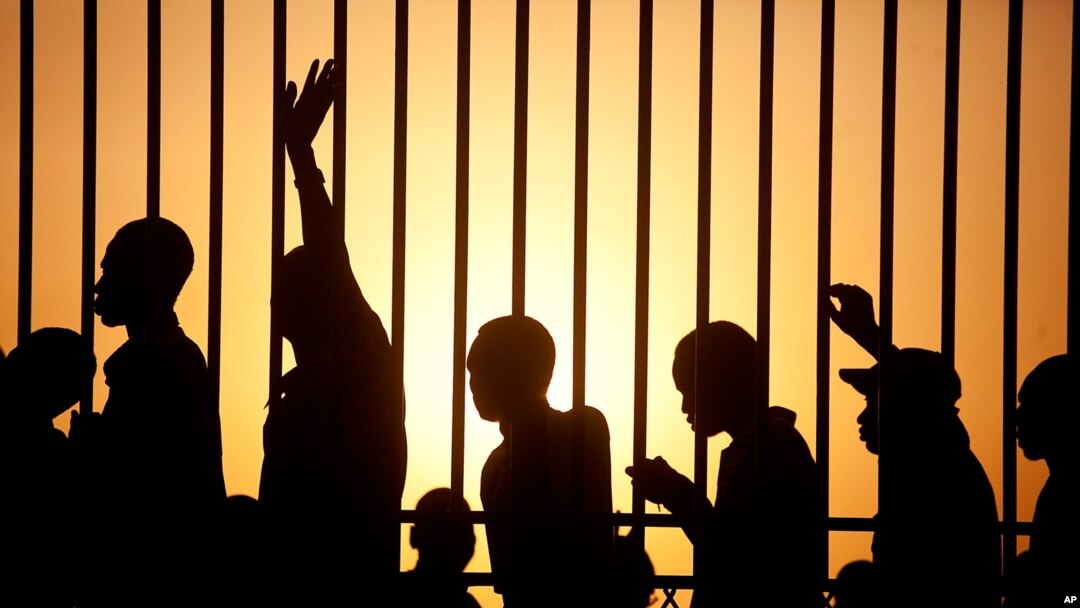 Em muitos países, as filas de eleitores começam antes do nascer do sol (foto de arquivo) AP