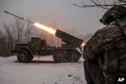 Prajurit Ukraina menembakkan MRLS BM-21 'Grad' ke posisi tentara Rusia di dekat Chasiv Yar, wilayah Donetsk, Ukraina, Sabtu, 15 Februari 2025. (Oleg Petrasiuk/Ukraine's 24th Mechanised Brigade via AP)