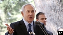 Perdana Menteri Israel Benjamin Netanyahu menyampaikan eulogi pada pemakaman Yitzhak Navon, president ke-5 Israel, di Yerusalem, 8 November 2015.