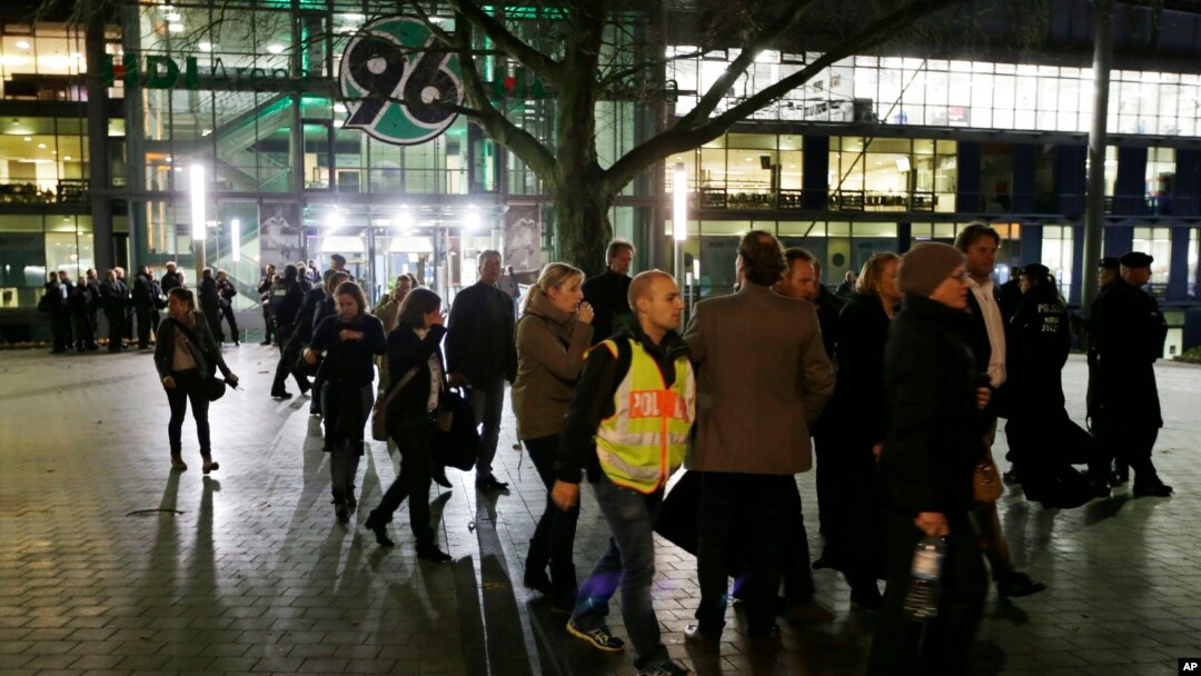 Para penonton meninggalkan stadion HDI Arena di Hanover, Jerman, setelah pertandingan persahabatan antara Jerman dan Belanda dibatalkan karena ancaman bom (17/11). (AP/Michael Sohn)