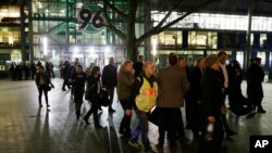 Para penonton meninggalkan stadion HDI Arena di Hanover, Jerman, setelah pertandingan persahabatan antara Jerman dan Belanda dibatalkan karena ancaman bom (17/11). (AP/Michael Sohn)