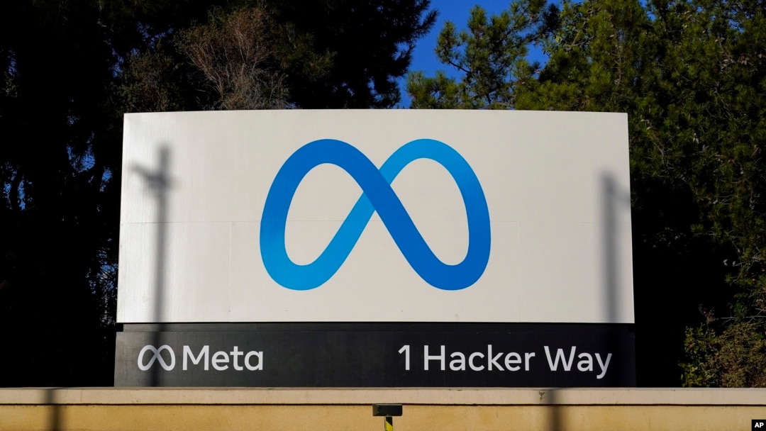 El logotipo de Meta se observa en un letrero en la sede de la compañía en Menlo Park, California, el 9 de noviembre de 2022.