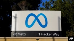 El logotipo de Meta se observa en un letrero en la sede de la compañía en Menlo Park, California, el 9 de noviembre de 2022.