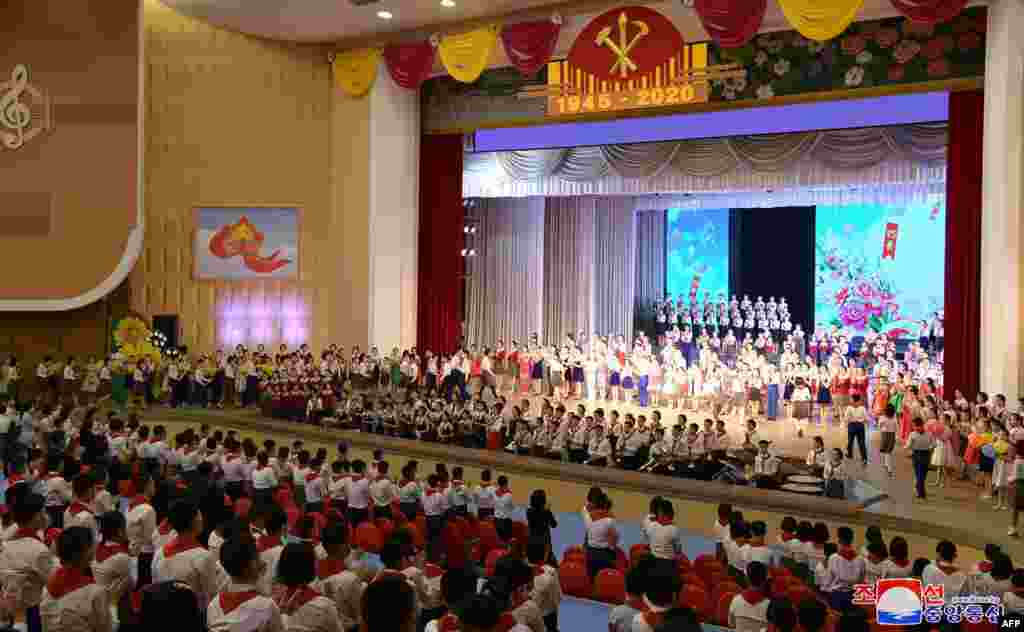 북한 평양 만경대학생소년궁전에서 노동당 창립 75주년 기념 공연이 열렸다고 북한 조선중앙통신이 보도했다. 