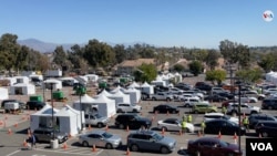 Una vista general del Centro de vacunación masiva contra el COVID-19 en el estado de California. Foto: Verónica Villafañes/VOA.