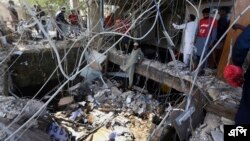 পাকিস্তানের করাচিতে গ্যাস বিস্ফোরণের এলাকা পরিদর্শন করছে উদ্ধারকর্মীরা। দক্ষিণ পাকিস্তান শহরের একটি পয়ঃনিষ্কাশন ব্যবস্থায় শক্তিশালী গ্যাস বিস্ফোরণে শনিবার বেশ কয়েকজন নিহত এবং অন্যরা আহত হয়েছে। ( ছবি-এপি/ফরিদ খান)