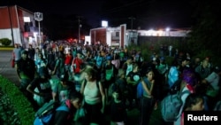 Migrantes avanzan en caravana después de haber descansado en su camino hacia la frontera con Estados Unidos, en Huixtla, México, el 7 de noviembre de 2024.