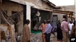 Piştî êrîşên Boko Haram, gundî li xanîyên wêranbûyî dinêrin (Arşîv)