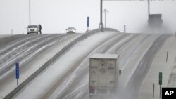 Esta foto muestra una carretera cubierta de nieve cerca de Lawrence, Kansas, el martes, 20 de enero de 2018.