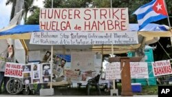 Los activistas del exilio cubano, Alexis Gómez y Ramón Saúl Sánchez que estaban en huelga de hambre en Miami, Florida, para llamar la atención sobre el caso, levantaron la medida