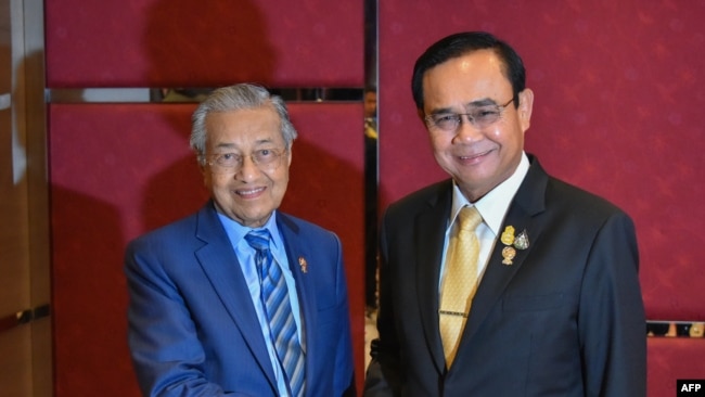 马来西亚总理马哈蒂尔（左）和泰国总理巴育在2019年曼谷东盟峰会。法新社