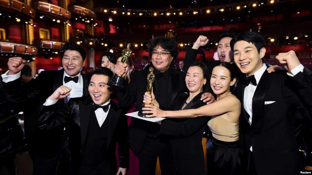 Đạo diễn Bong Joon Ho và dàn diễn viên trong "Parasite" chụp ảnh tại lễ trao giải Oscar ở Hollywood vào ngày 9/2/2020.