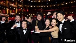 Sineyas Bong Joon Ho ak lòt aktè ki ki jwe nan fim Parasite la nan 92èm seremoni Oscar la, nan Los Angeles Kalifoni, Etazini. 9 fevriye 2020.