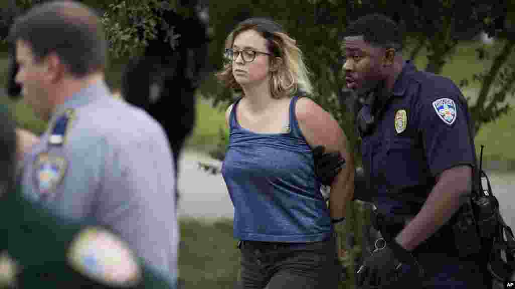 La police arrête des manifestants après la dispersion de la foule lors des manifestations à Baton Rouge, en Louisiane, 10 juillet 2016. 