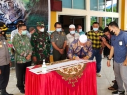 BKSDA Sumbar menandatangani piagam kesepakatan bersama para pihak untuk kelestarian harimau Sumatera di Kabupaten Pasaman Barat. Kesepakatan itu bertepatan dengan perayaan Global Tiger Day 2021, Kamis 29 Juli 2021. (Courtesy: BKSDA Sumbar)