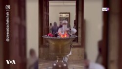 اضافه کردن چوب به آتش ۱۵۵۲ ساله آتشکده یزد